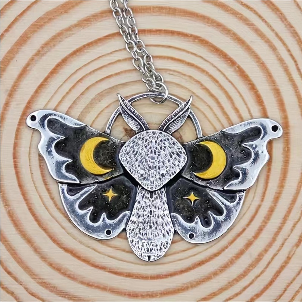 Moth crescent moon silver necklace - Picture 7 of 7